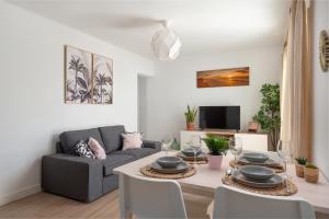un soggiorno con tavolo e divano di NEW! Apartment SUNSET 1, Pool, AC, BBQ, Wifi, Cala D'or, Mallorca a Cacla D'or