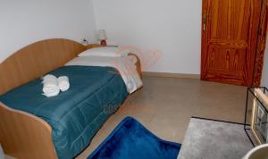 a bedroom with a bed with two white towels on it at APARTAMENTO ZEN. TEULADA. LIVE IT COSTABLANCA in Teulada