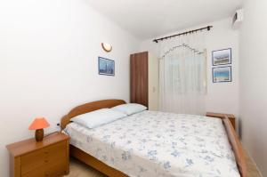 1 dormitorio con 1 cama, vestidor y ventana en Apartments Davorka, en Gdinj