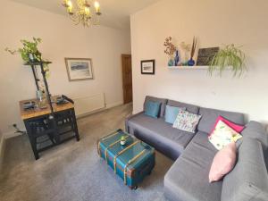Posezení v ubytování The Editor's Choice, Oban seafront apartment