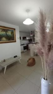 un perro tirado en el suelo de una sala de estar en Dpto matunga en Córdoba