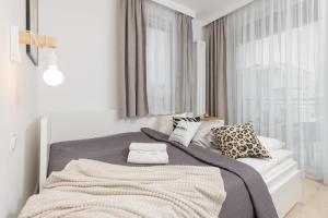 Giường trong phòng chung tại Warsaw Piaseczno Peaceful Apartment Cichej Łąki by Renters