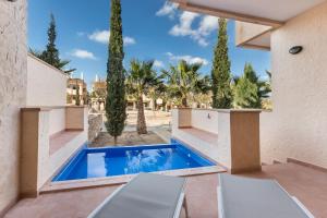 una villa con piscina e palme di Plaza Malta Oasis 2 Bajo a Fuente Alamo