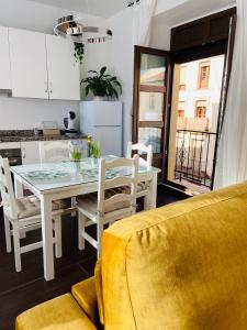 eine Küche und ein Esszimmer mit einem weißen Tisch und Stühlen in der Unterkunft La Fonda de la Calle Ancha in Guadix