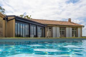 Fotografia z galérie ubytovania Mas des Coteaux - vue panoramique - piscine - babyfoot - pingpong - pétanque & espace enfants à 1h de MONTAUBAN v destinácii Gramont