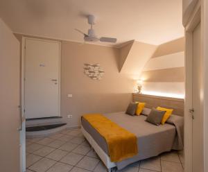 1 dormitorio con cama y techo en Casa Vacanze Da Paulin, en Manarola