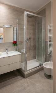 uma casa de banho com um chuveiro, um WC e um lavatório. em Casa Vacanze Da Paulin em Manarola