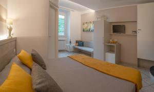 a bedroom with a large bed with yellow pillows at Casa Vacanze Da Paulin in Manarola