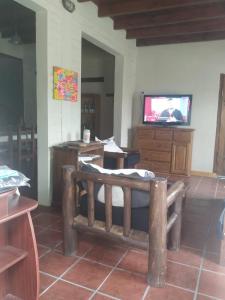 TV a/nebo společenská místnost v ubytování Cabaña Arroyo de los Patos