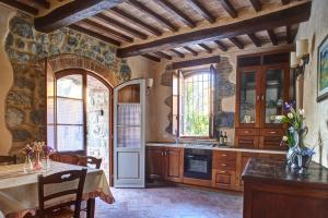una cucina con armadi in legno e un tavolo con sidro di sidro. di Antica Dimora a San Gimignano