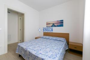 a bedroom with a bed and a sign on the wall at Condominio Medusa in Lido di Jesolo