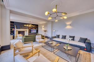 salon z kanapą i stołem w obiekcie NEW! 5 star classified Deluxe Wine Estate w mieście Montagne