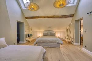 1 dormitorio grande con 2 camas y 2 ventanas en NEW! 5 star classified Deluxe Wine Estate en Montagne