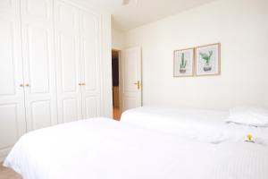 A bed or beds in a room at Balandros C105 Standard 2-Bedroom house