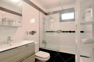 A bathroom at Balandros C105 Standard 2-Bedroom house Még 1 kép
