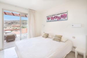 Łóżko lub łóżka w pokoju w obiekcie Bahia - Adjona 2,3 PENTHOUSE SEA VIEW & JACUZZI 2B