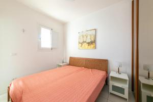 1 dormitorio con 1 cama con colcha de color naranja en Residence Saint Nicholas, en Lido di Jesolo