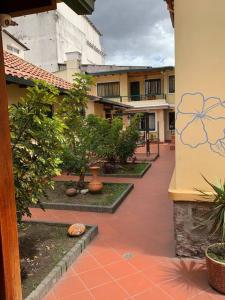 un patio de un edificio con árboles y plantas en Hermosa suite plaza Foch, en Quito