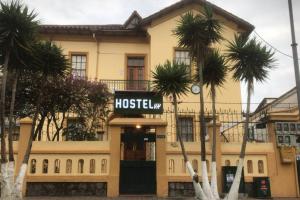 un edificio con palmeras delante en Hermosa suite plaza Foch, en Quito