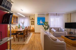 a living room with a table and a dining room at Lope de Vega in Zamora