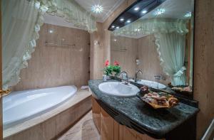 薩莫拉的住宿－Lope de Vega，带浴缸、水槽和浴缸的浴室