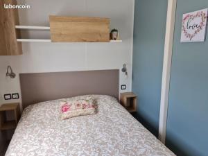 Postel nebo postele na pokoji v ubytování Pitch 875 Excellence range mobile home at Les Charmettes 4 without fun pass