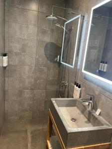 a bathroom with a sink and a shower at City Center Lodge Utrecht in Utrecht