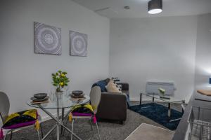 - un salon avec un canapé et une table dans l'établissement BV Homely 1 Bedroom Apartment At Shallow HIll Leeds, à Huddersfield