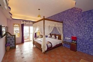Katil atau katil-katil dalam bilik di Hana B&B