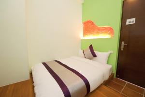 Katil atau katil-katil dalam bilik di Hana B&B
