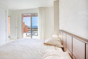 une chambre avec un lit et une vue sur l'océan dans l'établissement Bahia - Romen 2,4 PENTHOUSE SEA VIEW & JACUZZI, à Palm-mar 12 autres photos