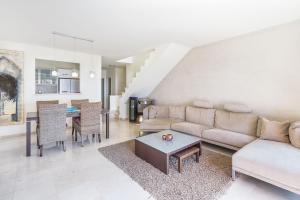 un salon avec un canapé et une table dans l'établissement Bahia - Romen 2,4 PENTHOUSE SEA VIEW & JACUZZI, à Palm-mar