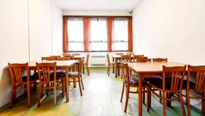 uma sala de jantar com mesas e cadeiras de madeira em Rekreační areál Příhrazy em Žďár