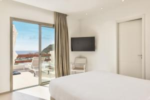 Televisyen dan/atau pusat hiburan di Colinas - Tinerfe 3,4 NATURE RESERVE & SEA VIEW WITH JACUZZI