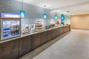 a fast food restaurant with a counter with food at La Quinta by Wyndham Jonesboro in Jonesboro