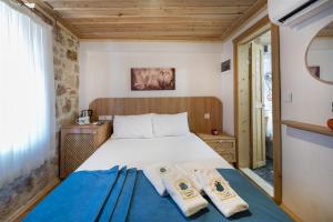 THE LITTLE PRINCE BOUTIQUE HOTEL في أنطاليا: غرفة نوم عليها سرير وفوط