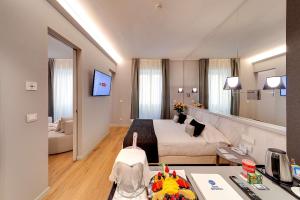 una camera d'albergo con un letto e un grande specchio di Best Western Hotel Nazionale a Sanremo