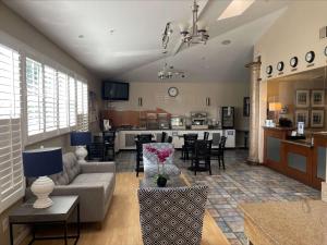 uma ampla sala de estar com um sofá e uma cozinha em SureStayPlus Hotel by Best Western San Jose Central City em San José