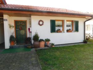 una casa con una puerta verde y macetas en Vali's Paradise en Ptuj