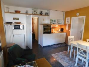 ein Wohnzimmer mit einer Küche und einem Tisch in der Unterkunft Vali's Paradise in Ptuj