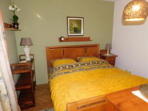 um quarto com uma cama com uma colcha amarela em Vali's Paradise em Ptuj