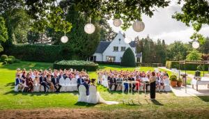 een huwelijksfeest in de tuin van een huis bij Domein Martinus in Halle