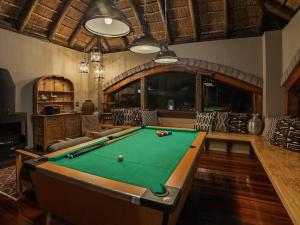 Una sala de estar con una mesa de billar. en Mont Eco Game Reserve, en Montagu