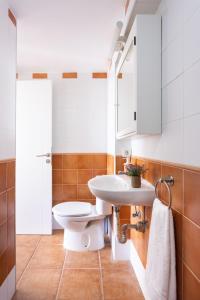 uma casa de banho com um WC e um lavatório em Home2Book Poris Ocean View em Poris de Abona