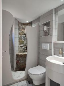 a bathroom with a toilet and a sink at VILLA KALDERA in Skiathos