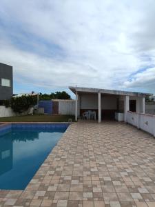 una casa con piscina y un edificio en Residencial Alto Xurupita, en Porto Seguro