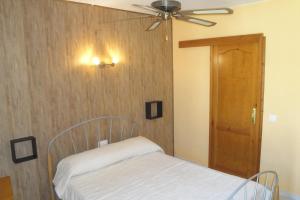 Postel nebo postele na pokoji v ubytování Hostal Cristina