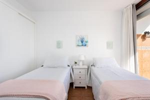 Giường trong phòng chung tại Home2Book Poris Ocean View