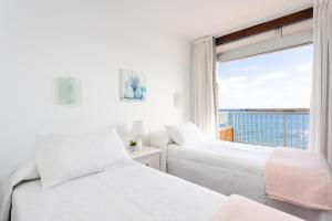 Postel nebo postele na pokoji v ubytování Home2Book Poris Ocean View