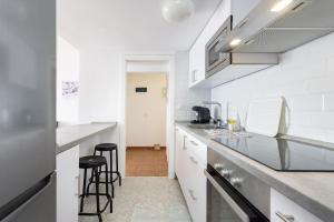 Kuchyň nebo kuchyňský kout v ubytování Home2Book Poris Ocean View